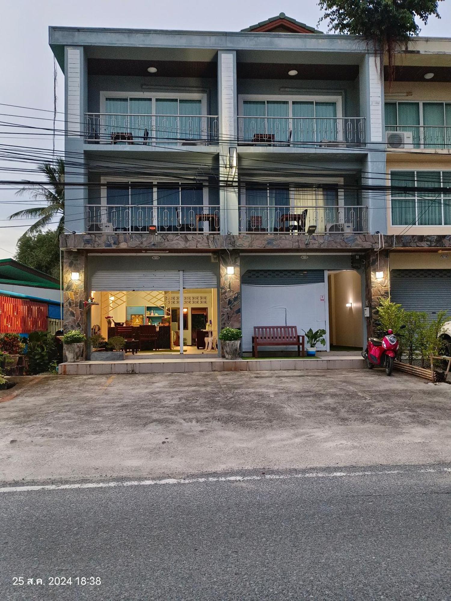 Hacia In Box Hotel Lipa Noi